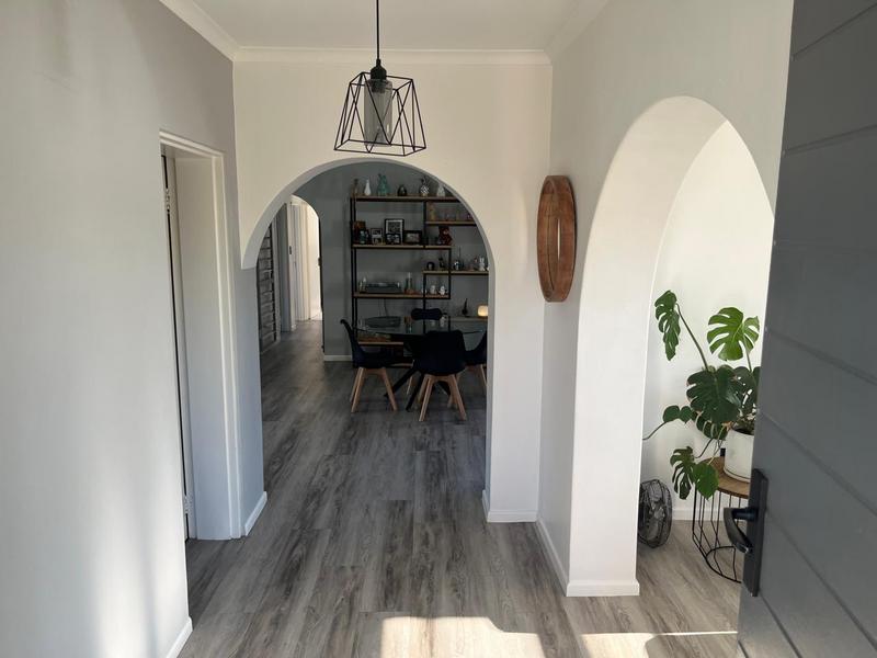 To Let 3 Bedroom Property for Rent in Uitzicht Western Cape